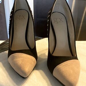 Women Black & Tan Pump.